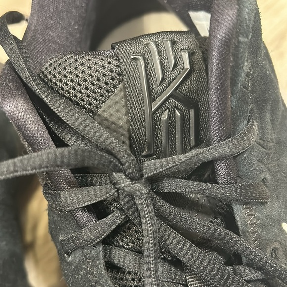 Nike Kyrie 3 Black Suede Quilted Embroidered Swoosh 852395-010 Collector Edition - Picture 7 of 9